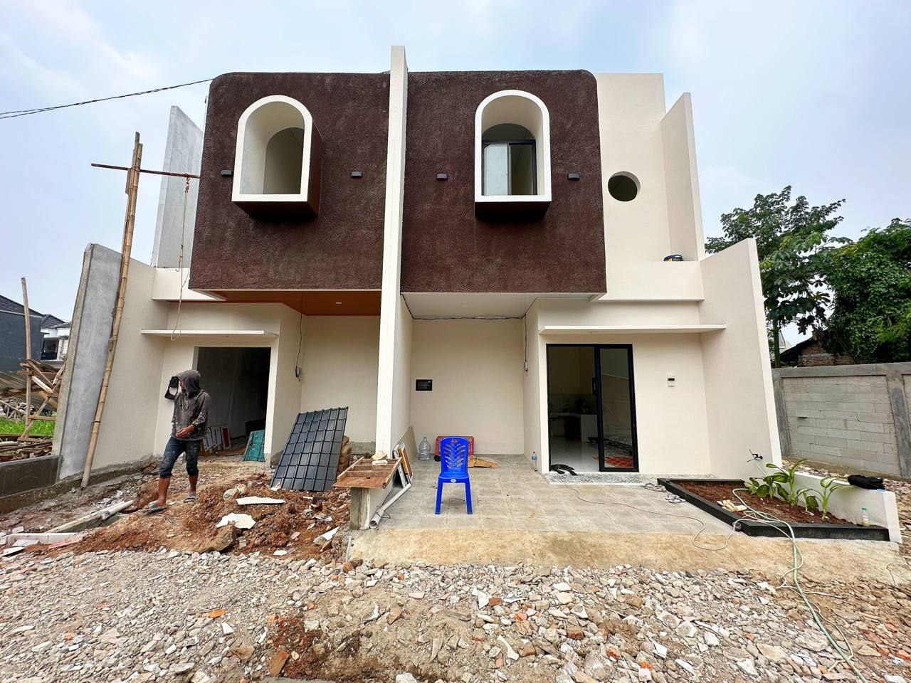 Jual Rumah Modern Pondokgede Jakarta Timur - Rumah Siap Huni Desain Spanish Style Modern Lubang Buaya - Dekat LRT TMII - Dekat Bandara Halim Perdana Kusuma - Info Detail Hubungi Property Halal Indonesia - WA or Call 081586669764