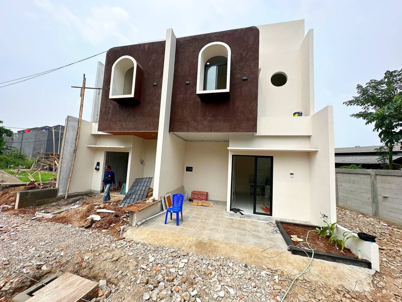 Jual Rumah Modern Pondokgede Jakarta Timur - Rumah Siap Huni Desain Spanish Style Modern Lubang Buaya - Dekat LRT TMII - Dekat Bandara Halim Perdana Kusuma - Info Detail Hubungi Property Halal Indonesia - WA or Call 081586669764
