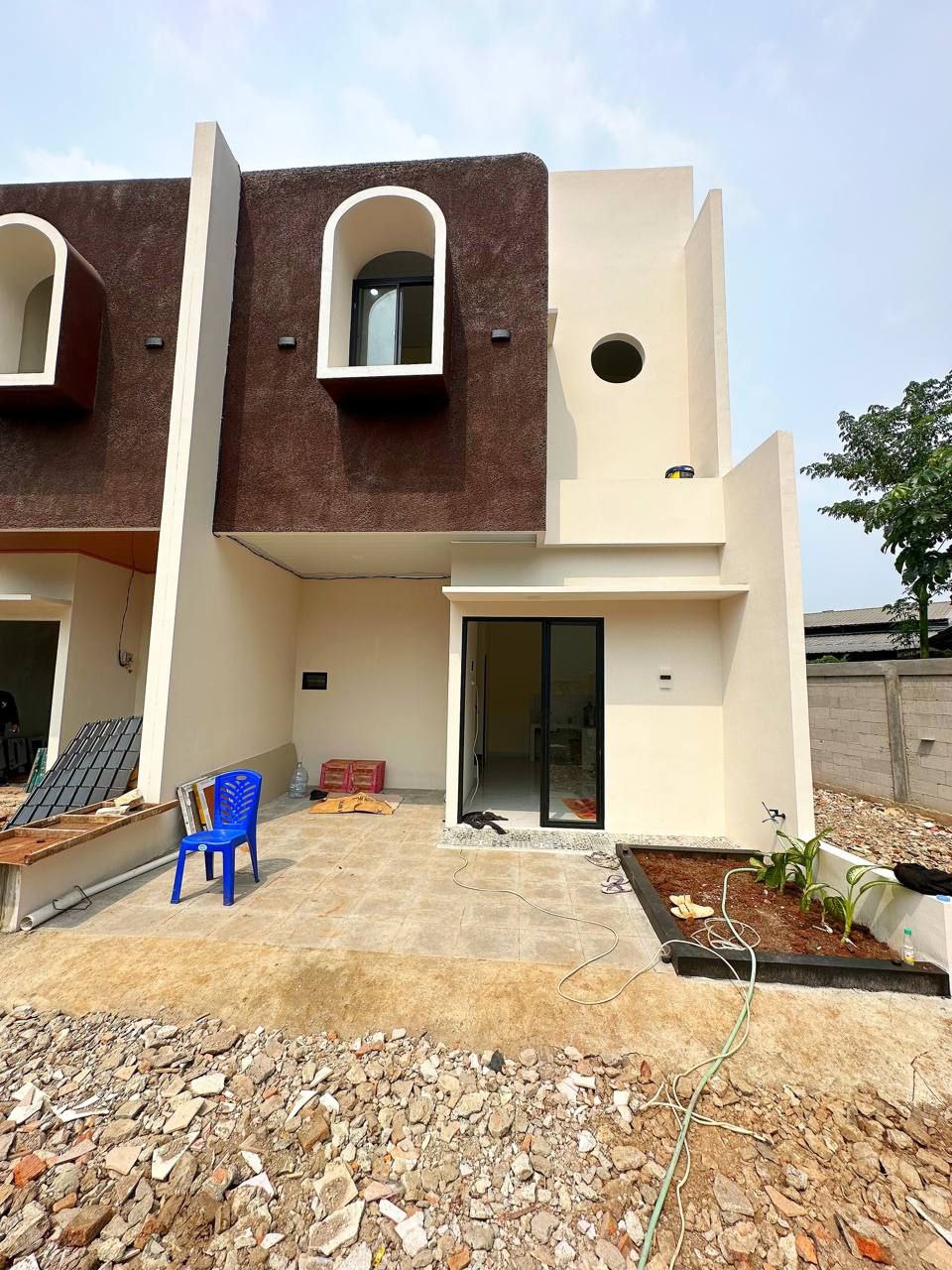 Jual Rumah Modern Pondokgede Jakarta Timur - Rumah Siap Huni Desain Spanish Style Modern Lubang Buaya - Dekat LRT TMII - Dekat Bandara Halim Perdana Kusuma - Info Detail Hubungi Property Halal Indonesia - WA or Call 081586669764